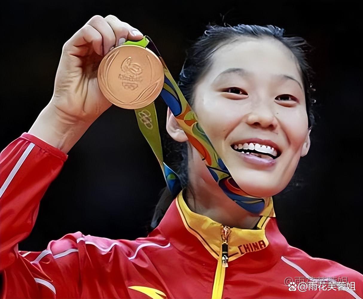 中国女排在比赛中受伤退赛，费德勒主帅表示担忧